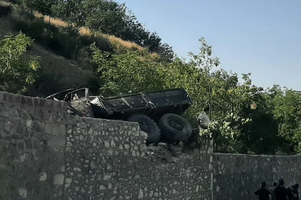 Hərbçiləri daşıyan maşın qəzaya uğrayıb, 15 nəfər xəsarət alıb - FOTO