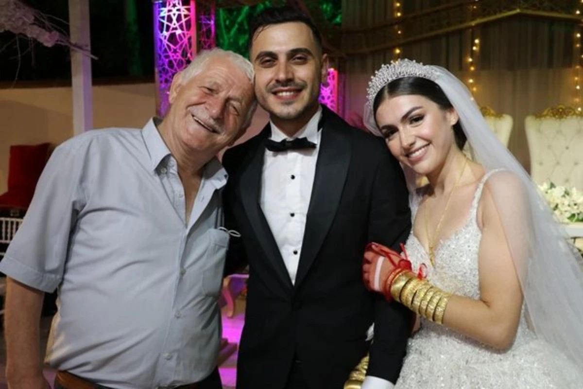 Toyu olan nəvəsinə babasından 300 minlik hədiyyə - FOTO Toyu olan nəvəsinə babasından 300 minlik hədiyyə - FOTO