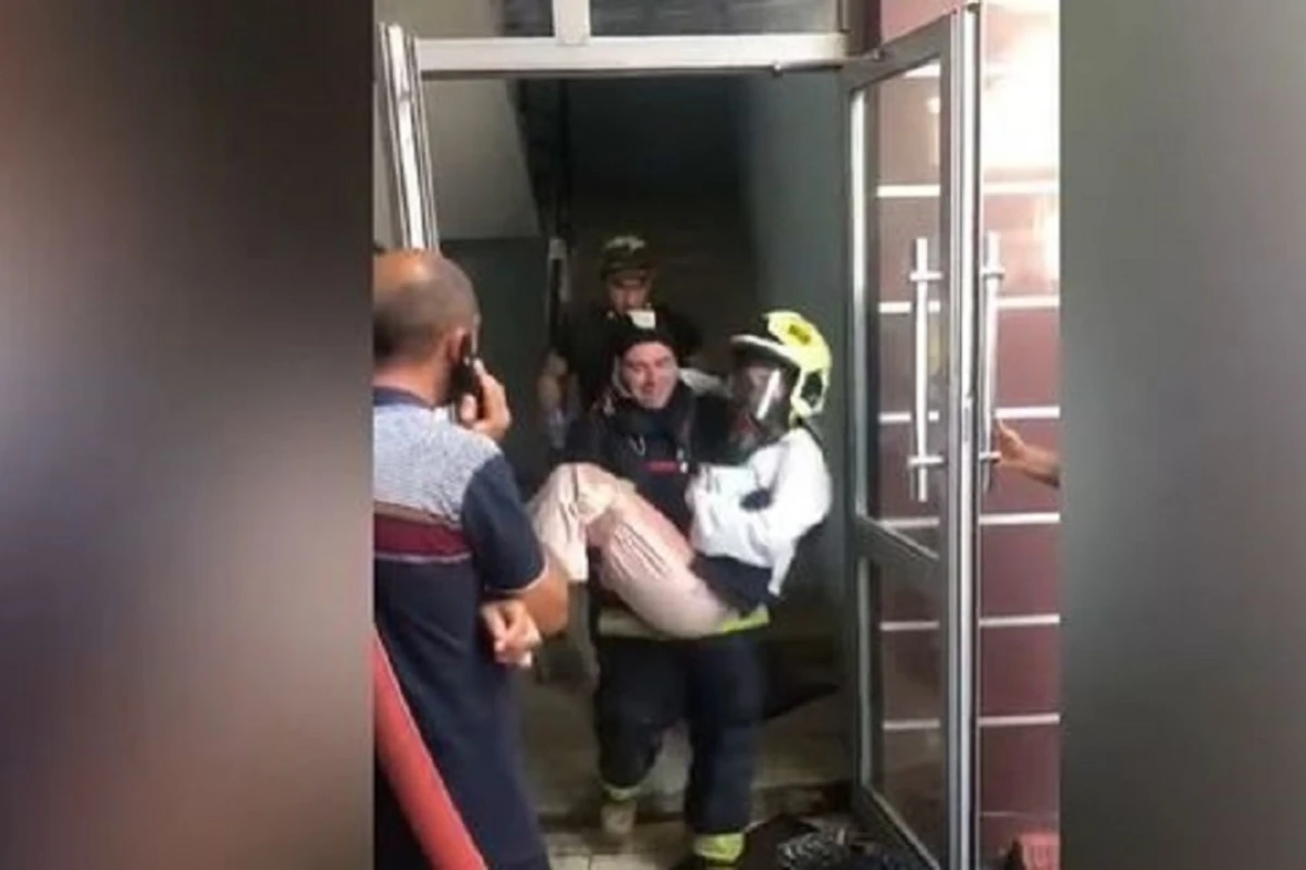 Кадры спасения граждан при пожаре в Баку - ВИДЕО