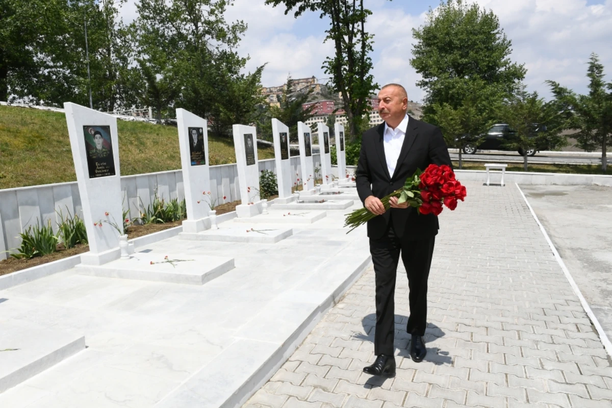 Prezident Daşkəsəndə Şəhidlər xiyabanını ziyarət edib - FOTO Prezident Daşkəsəndə Şəhidlər xiyabanını ziyarət edib - FOTO