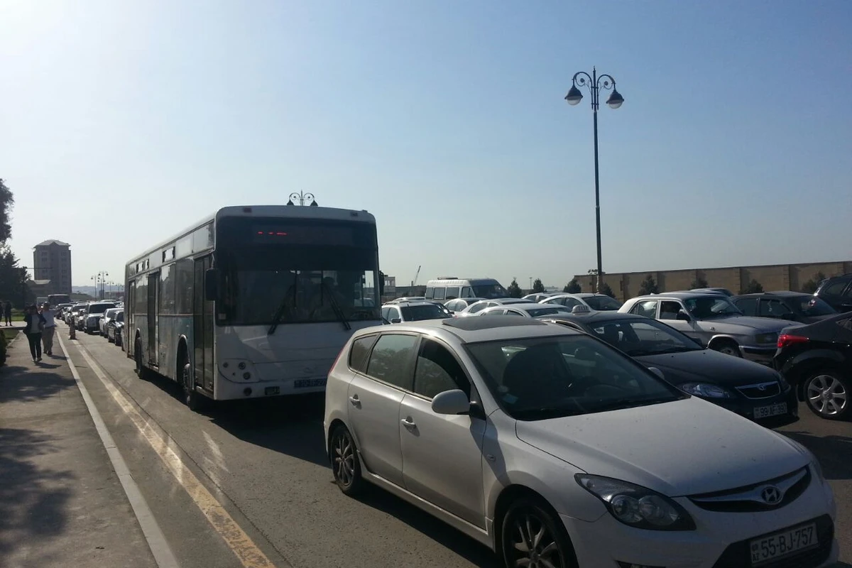 Bakıda güclü tıxac yaranıb - ÜNVANLAR