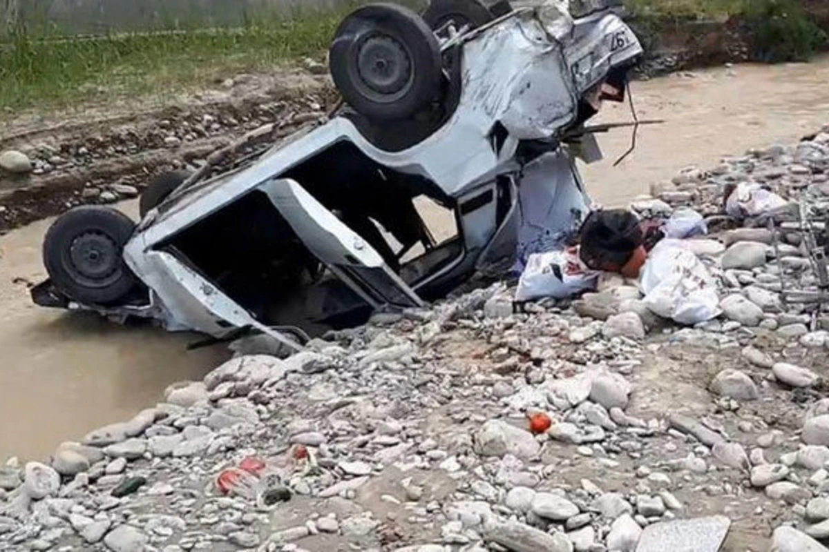 Tovuzda maşın çaya aşdı ata və oğul xəsarət aldı