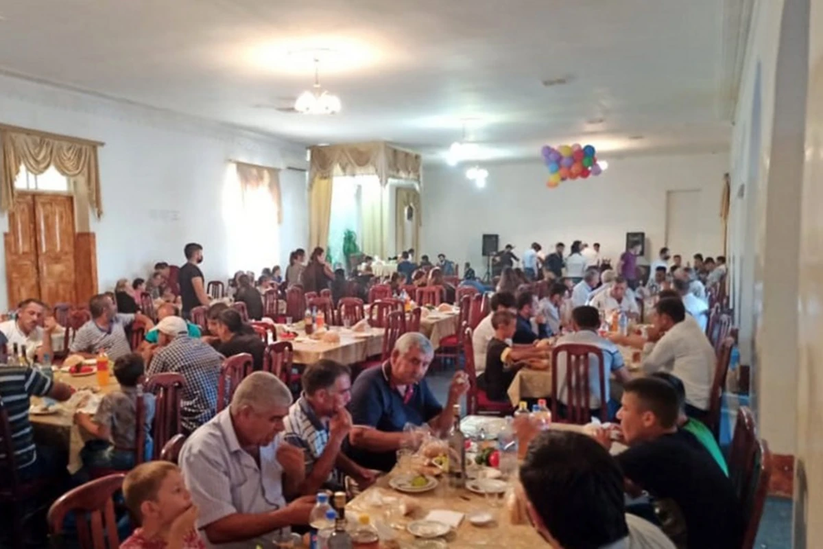 COVID-19 pasportu olmayan qonaqlar toydan kənarlaşdırıldı - FOTO COVID-19 pasportu olmayan qonaqlar toydan kənarlaşdırıldı - FOTO