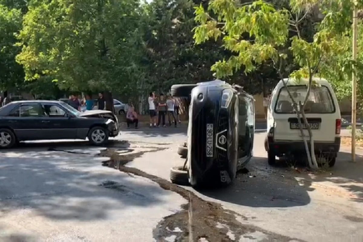 Bakıda zəncirvari qəza - 3 avtomobil toqquşdu - VİDEO