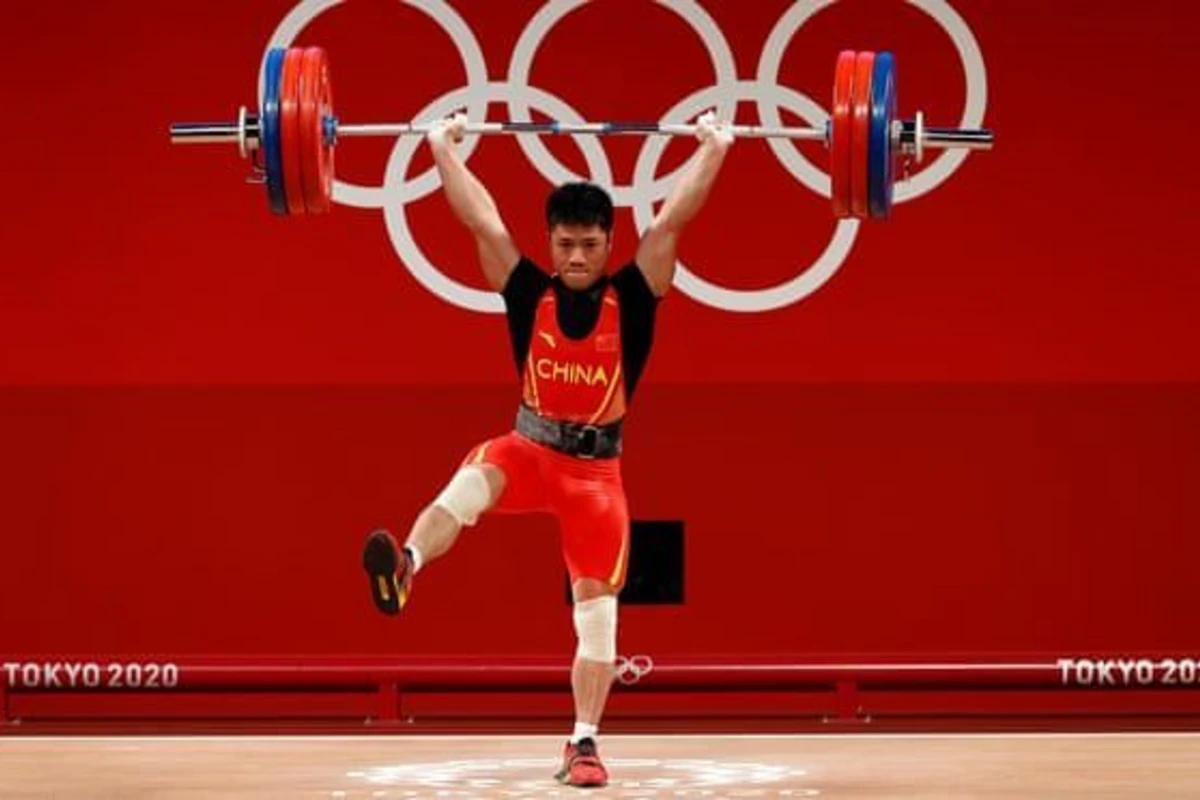 Çinli ağırlıqqaldıran tək ayaqla Olimpiya çempionu oldu