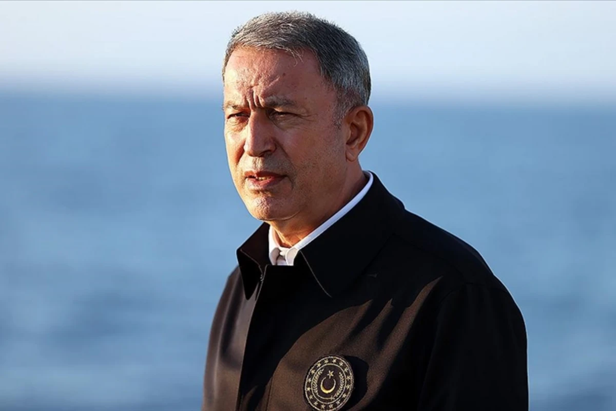 Hulusi Akarın olduğu təyyarənin şüşəsi çatladı