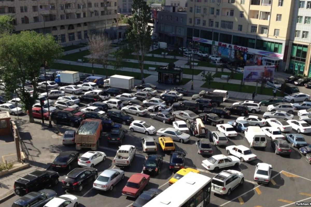 На ряде улиц и проспектов Баку наблюдаются дорожные заторы
