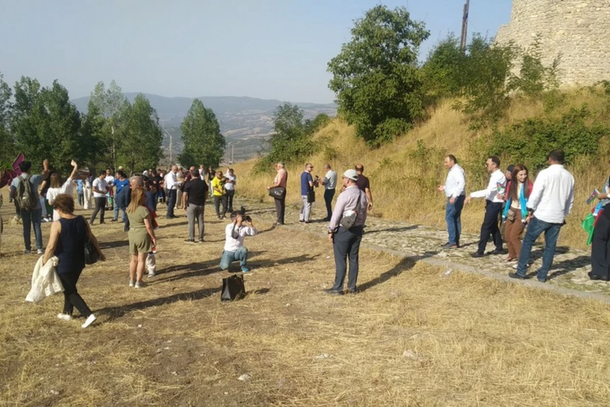 Şuşada olan diaspor üzvü: 28 il öncə bu yerləri ayaqyalın tərk etmişəm - FOTO Şuşada olan diaspor üzvü: 28 il öncə bu yerləri ayaqyalın tərk etmişəm - FOTO