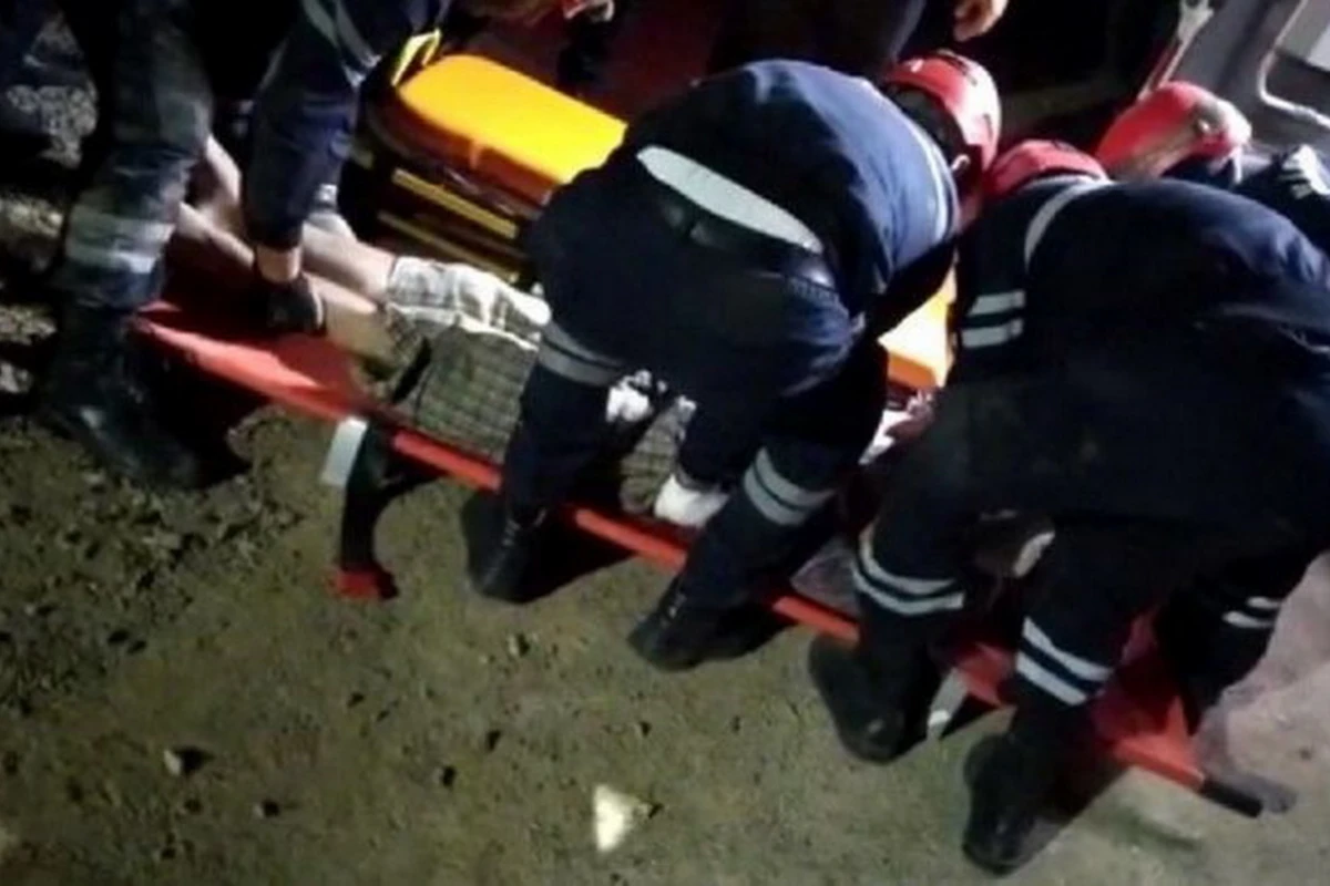 Сильный ветер обрушил кровлю дома, из-под завалов вызволен один человек - ВИДЕО