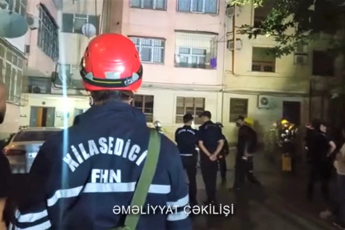 Bakıda çoxmərtəbəli binada yanğın - sakinlər təcili təxliyə olundu - VİDEO