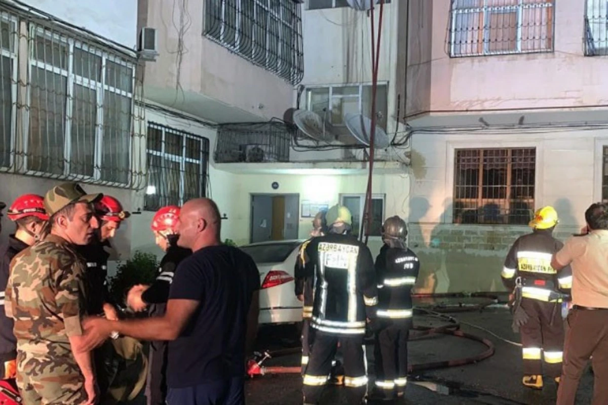 В Баку в многоэтажном здании произошел пожар