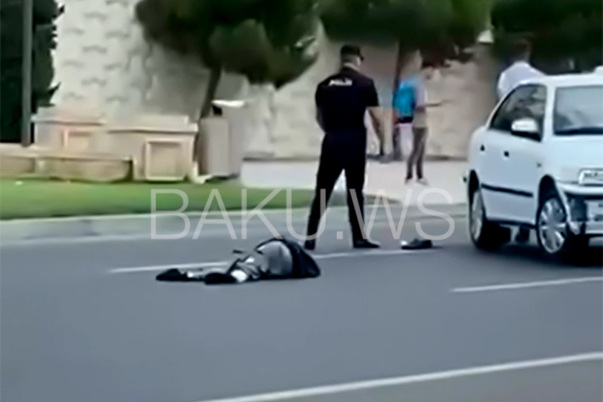 AA seriyalı maşınla piyadanı vurub öldürən sürücünün vəzifəsi bilindi - VİDEO AA seriyalı maşınla piyadanı vurub öldürən sürücünün vəzifəsi bilindi - VİDEO