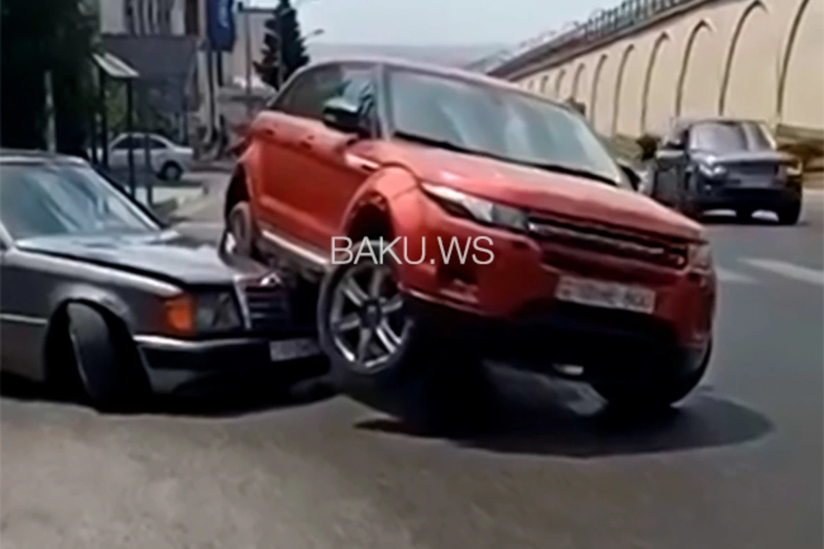 Bakıda qəza zamanı bir avtomobil digərinin üzərinə çıxdı - VİDEO