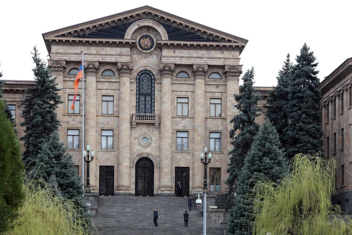 В Армении будут сажать в тюрьму за оскорбление политиков В Армении будут сажать в тюрьму за оскорбление политиков
