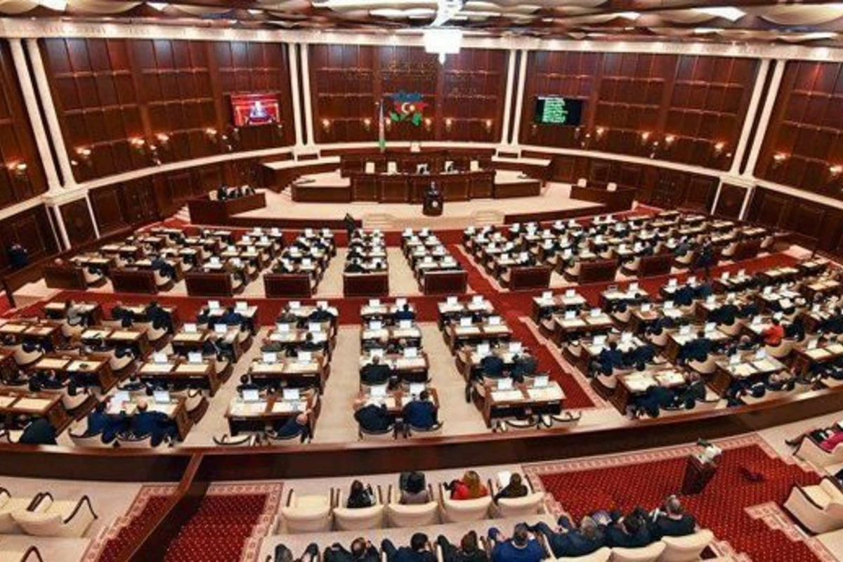 Deputatlar polisi döyən millət vəkilinə görə növbədənkənar toplanır