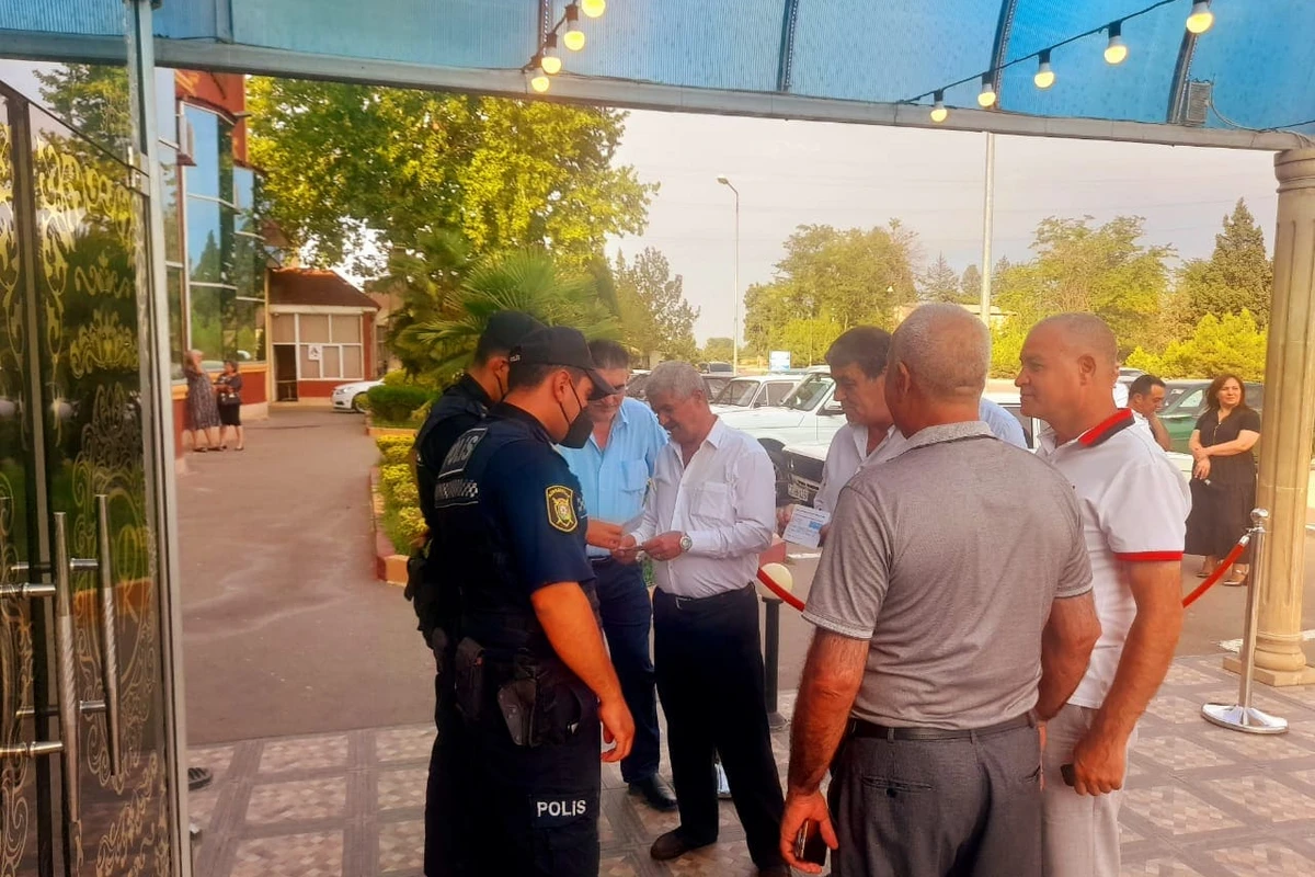 COVID-19 pasportu olmayanlar toy məclisinə buraxılmadı - FOTO