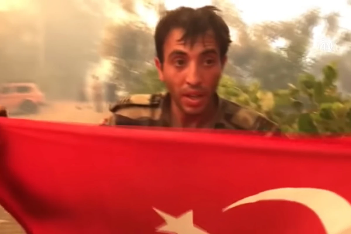 Azərbaycanlı yanğınsöndürən Türk bayrağını yanan evdən çıxardı - VİDEO