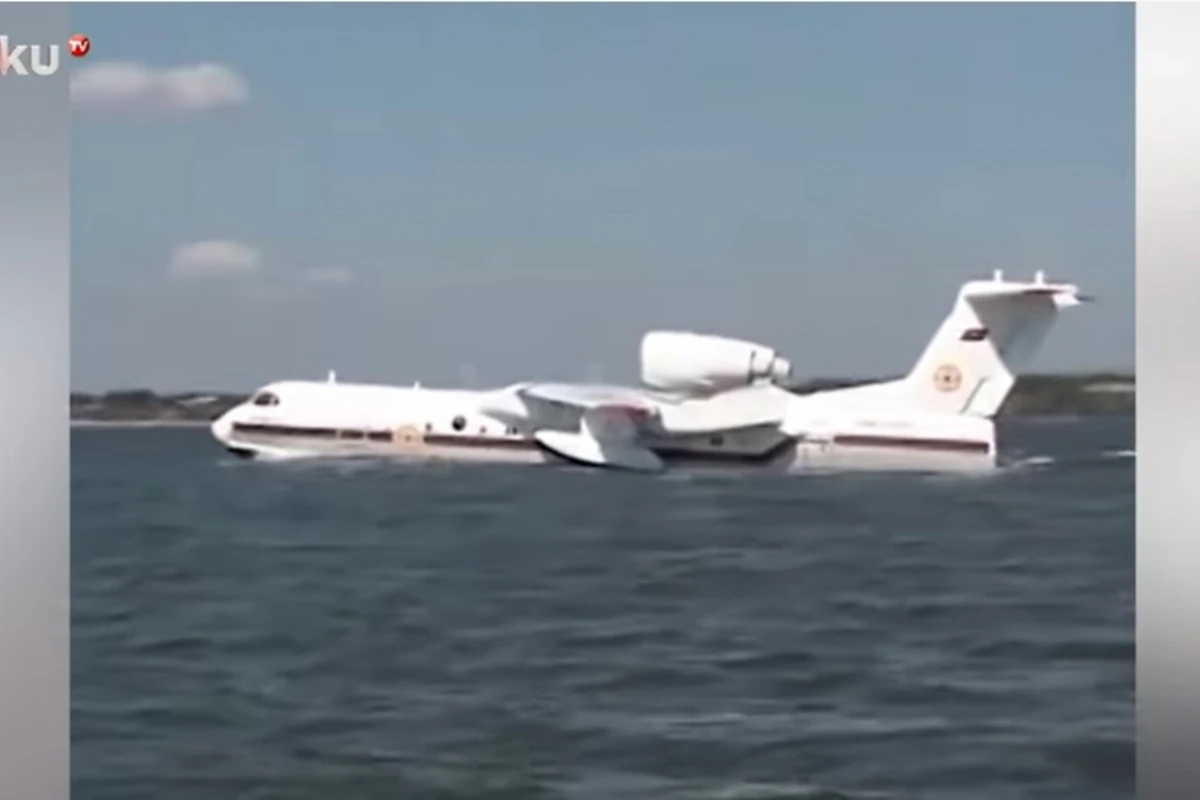 Самолет-амфибия МЧС Азербайджана тушит пожар в Турции - ВИДЕО