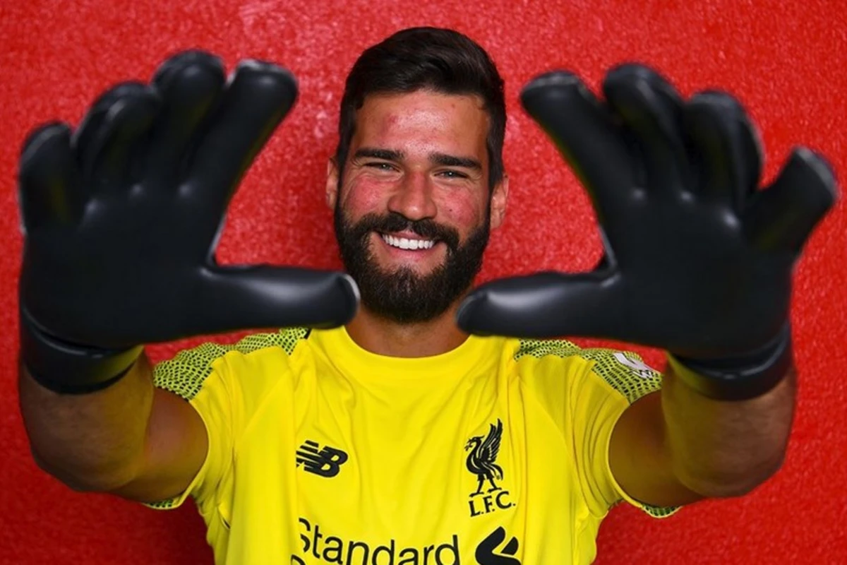Liverpul braziliyalı qapıçı ilə uzunmüddətli müqavilə bağladı
