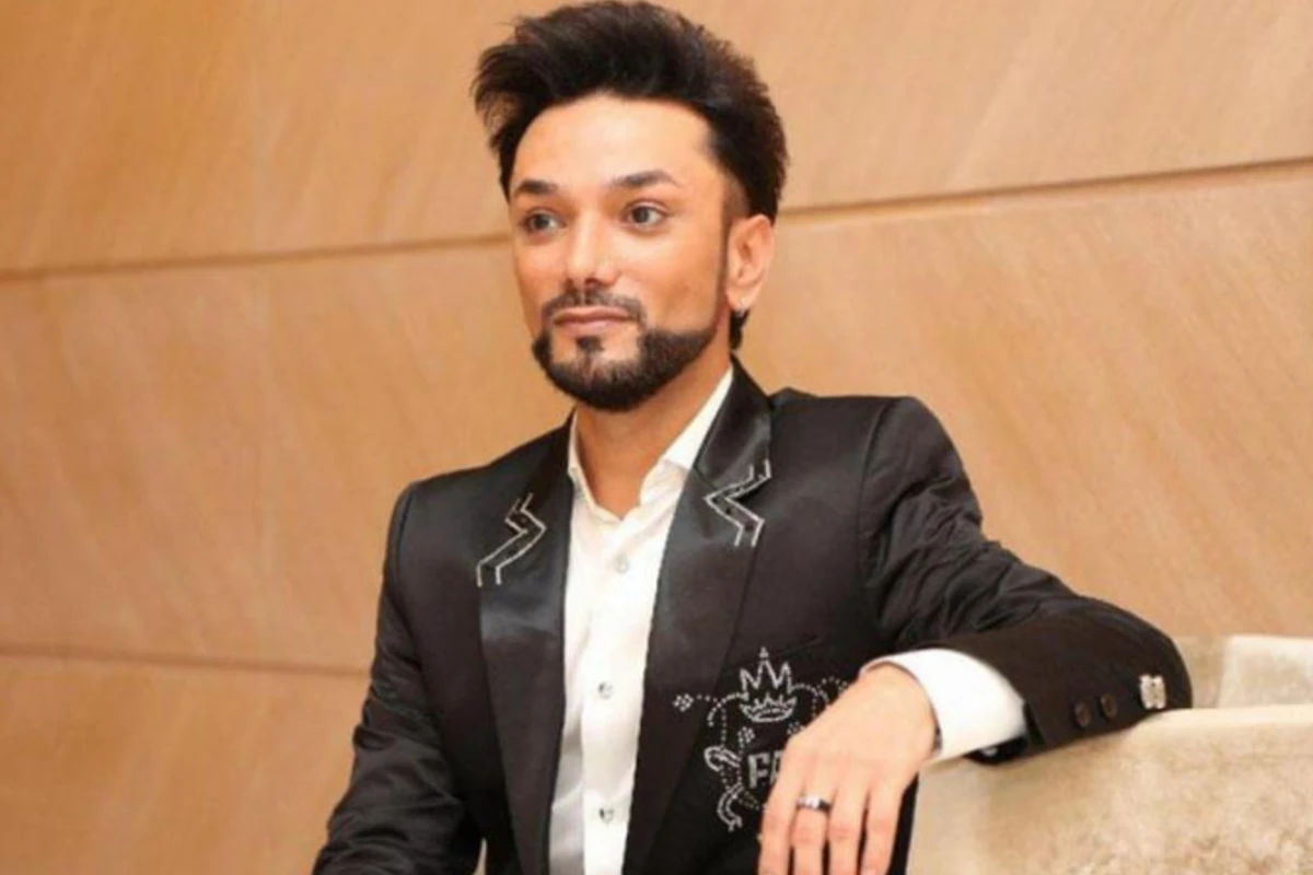 Faiq Ağayev 21 il əvvəlki avtomobili ilə - FOTO Faiq Ağayev 21 il əvvəlki avtomobili ilə - FOTO