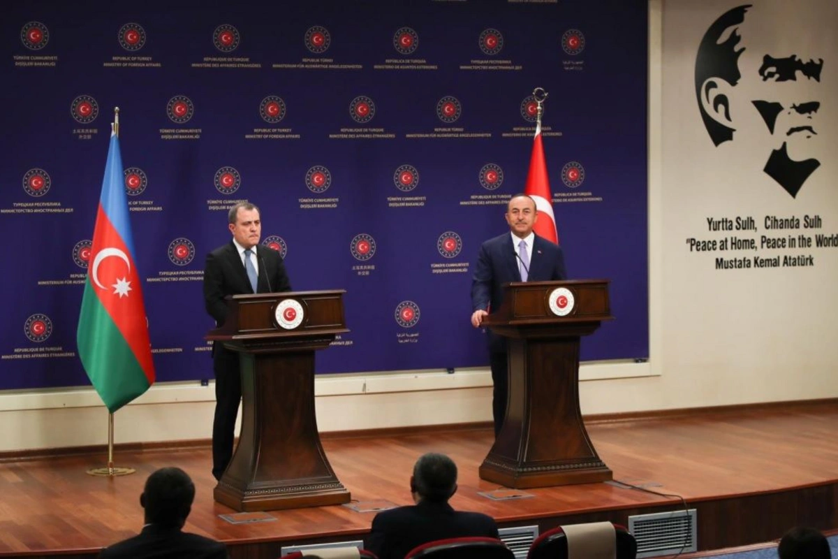Ceyhun Bayramovla Mövlud Çavuşoğlu Türkiyədəki yanğınları müzakirə etdi