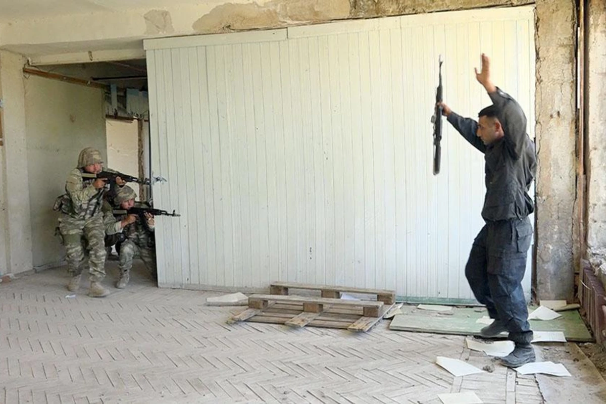 Azərbaycanın xüsusi təyinatlıları təlimdə terrorçuları zərərsizləşdirdi - FOTO/VİDEO