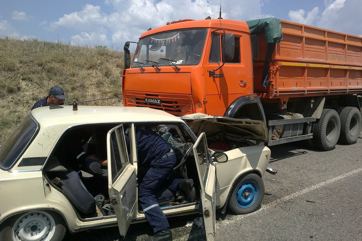 В Загатале столкнулись ВАЗ и КамАЗ, один человек погиб, трое ранены