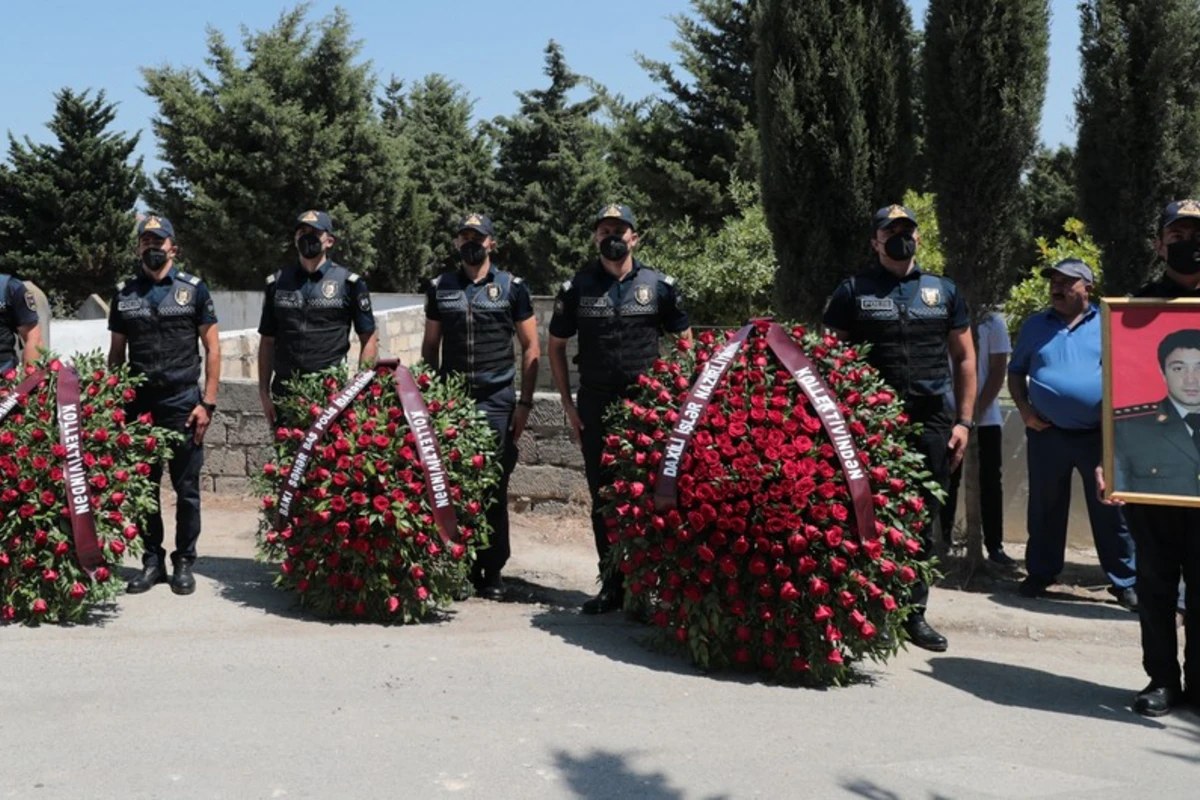 Vilayət Eyvazov vəfat edən polisin dəfnində - FOTO