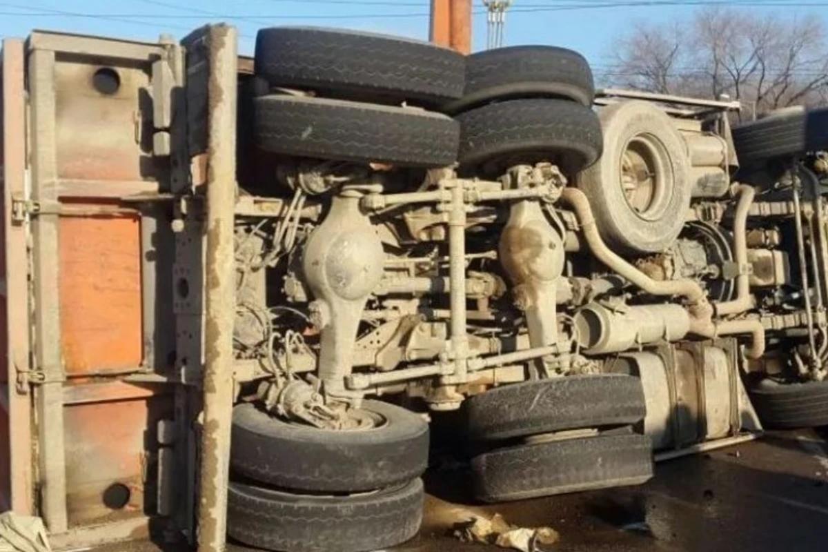 Beyləqanda asfalt daşıyan “KamAZ” aşıb