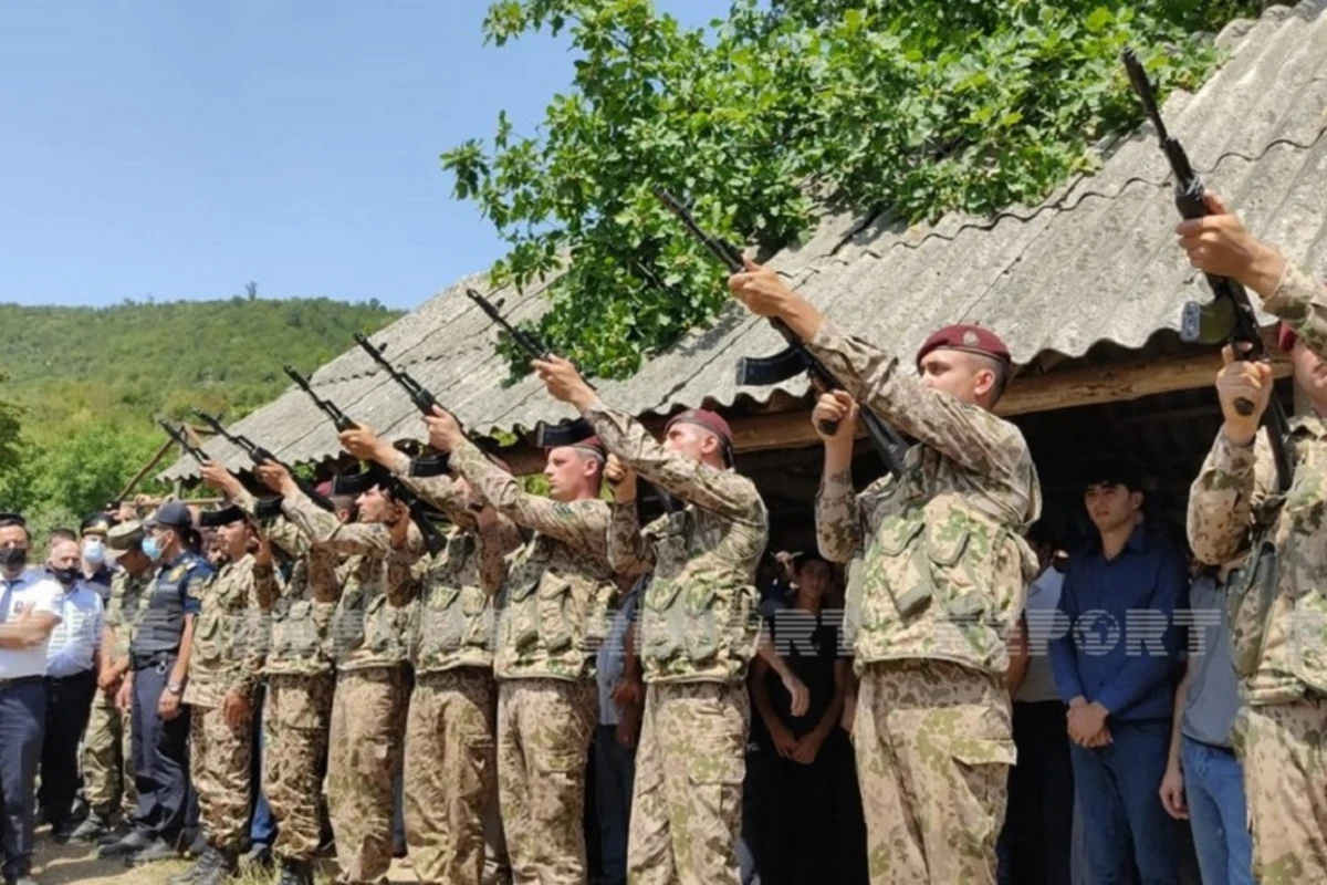 Azərbaycan ordusunun həlak olan zabiti dəfn edildi - YENİLƏNİB - FOTO Azərbaycan ordusunun həlak olan zabiti dəfn edildi - YENİLƏNİB - FOTO