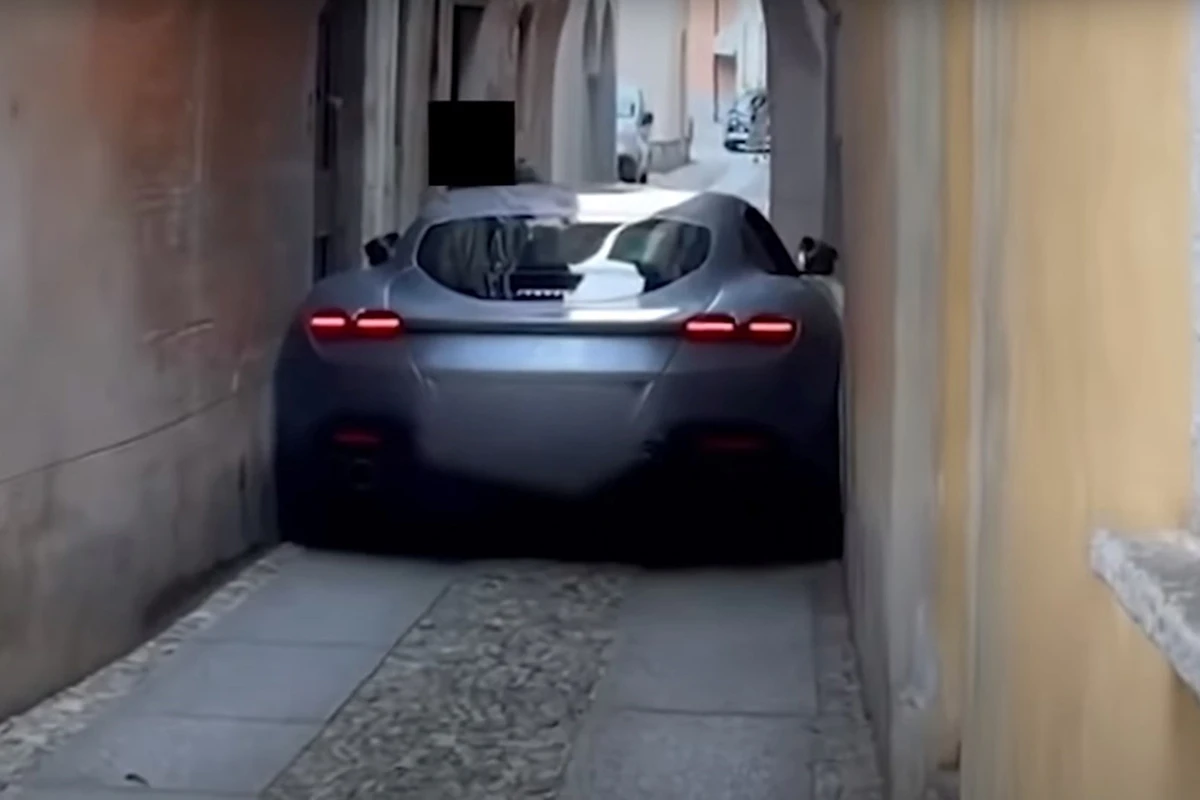 Ferrari зажало на узкой улочке Италии - ВИДЕО Ferrari зажало на узкой улочке Италии - ВИДЕО