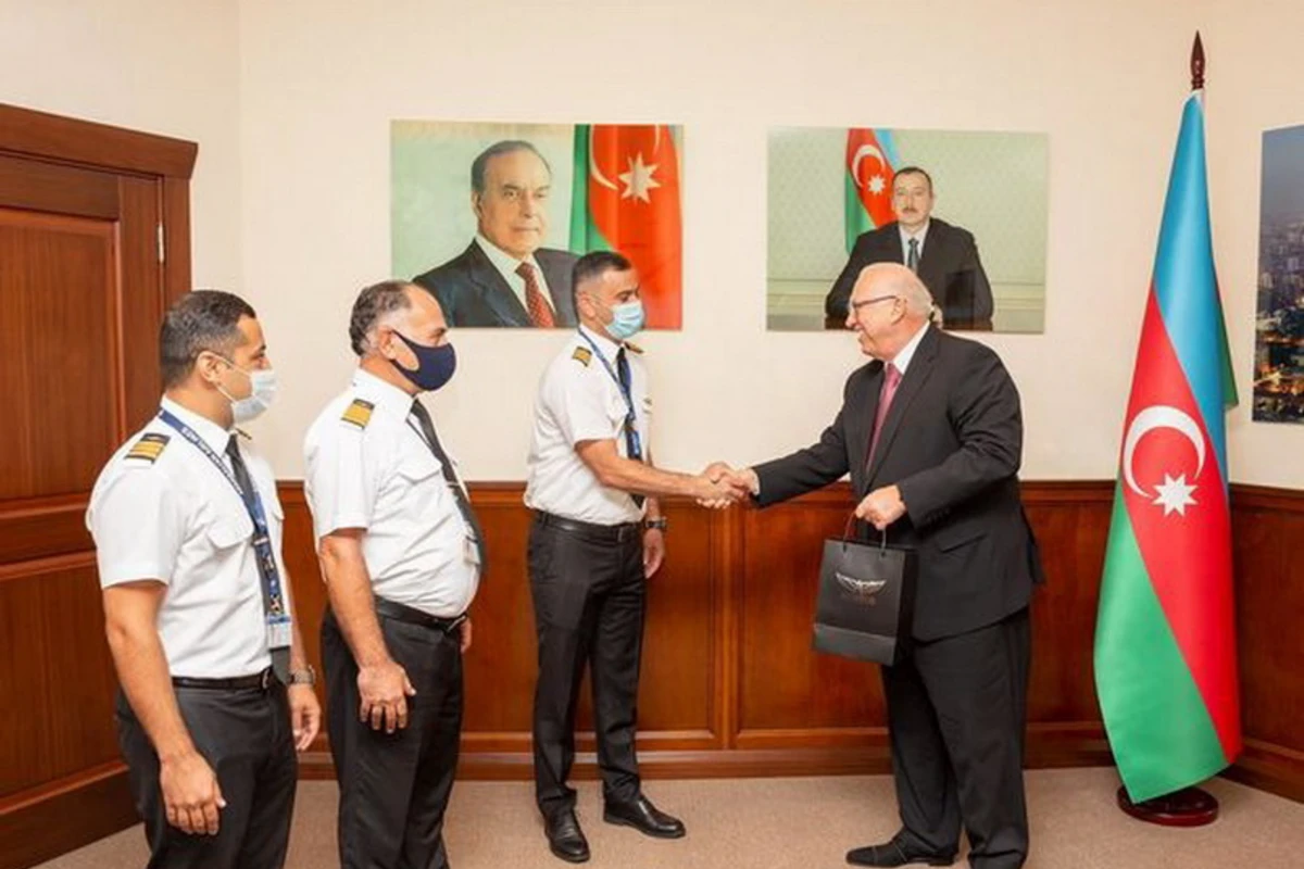 Sərnişin təyyarəsini güclü hava boşluğundan çıxaran pilotlarımız mükafatlandırıldı - FOTO