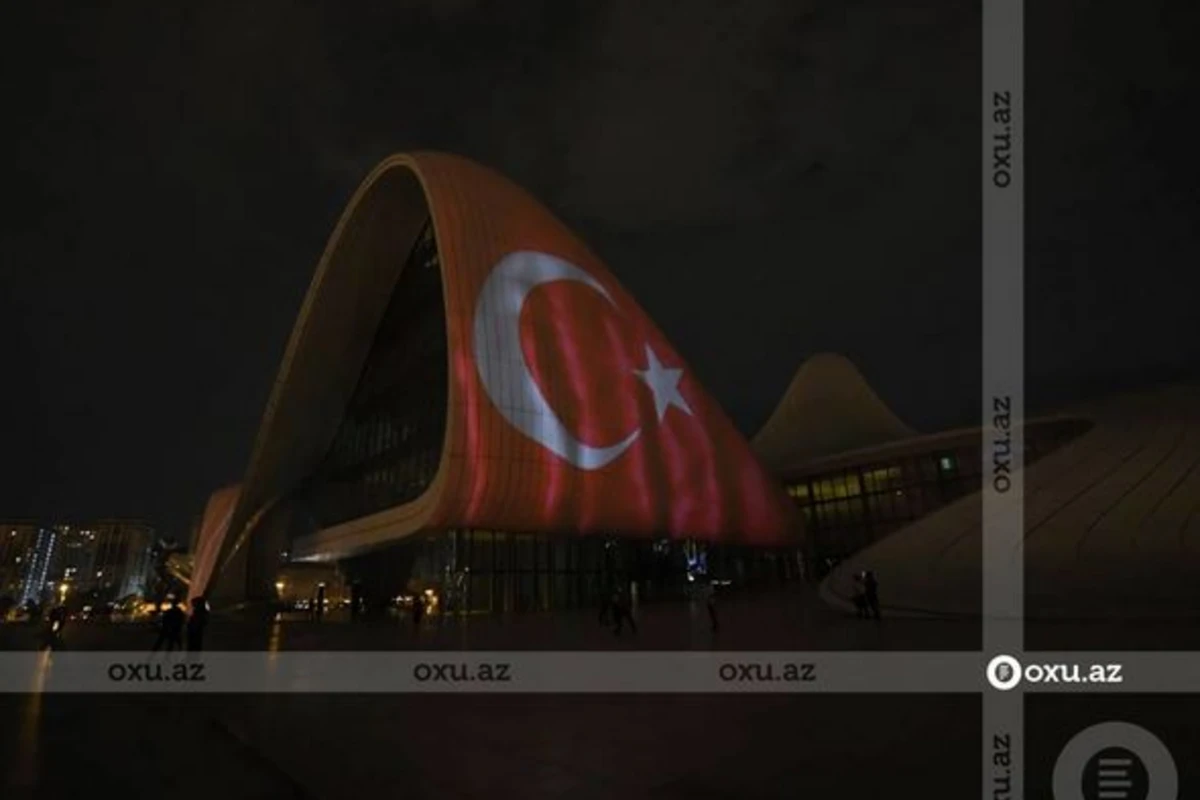 Heydər Əliyev Mərkəzinin üzərinə Türkiyənin bayrağı videoproyeksiya olundu - FOTO