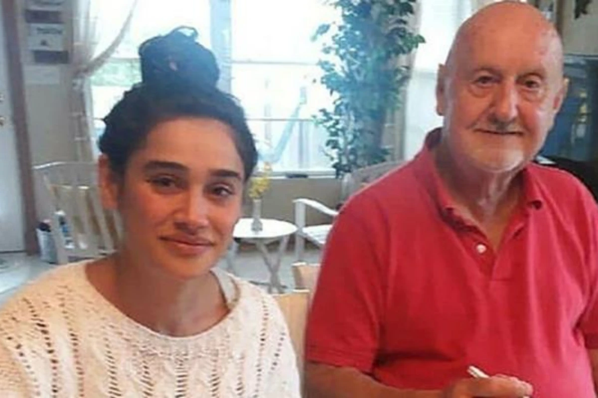 34 yaşlı hamilə aktrisanı 82 yaşlı əri döydü - FOTO