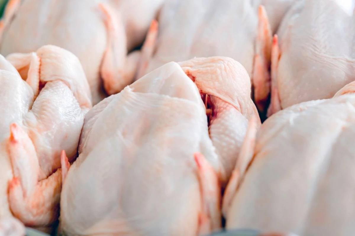 Пресечена продажа непригодной для потребления куриной продукции из России