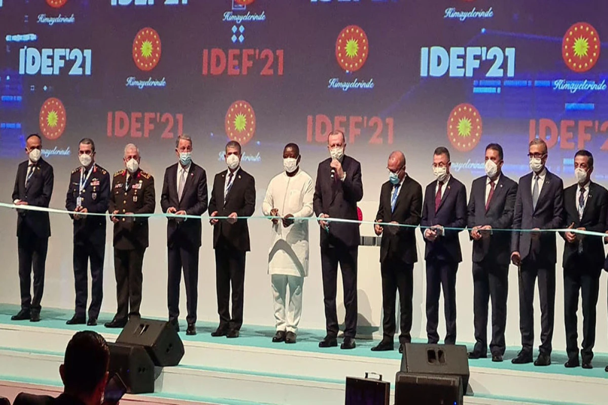 Закир Гасанов принял участие в открытии выставки IDEF-2021