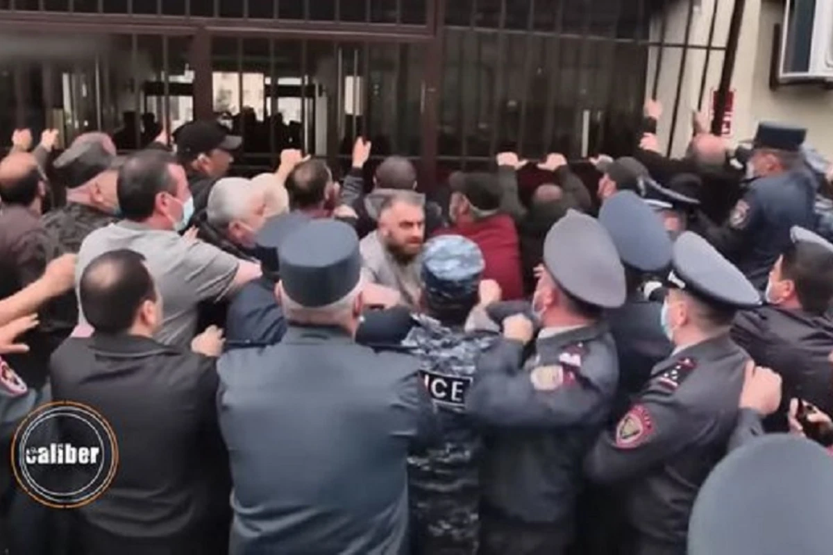 MN-dən izahat istəyən erməni valideyn: “Azərbaycan zabitinə müraciət etmək daha asandır” - VİDEO