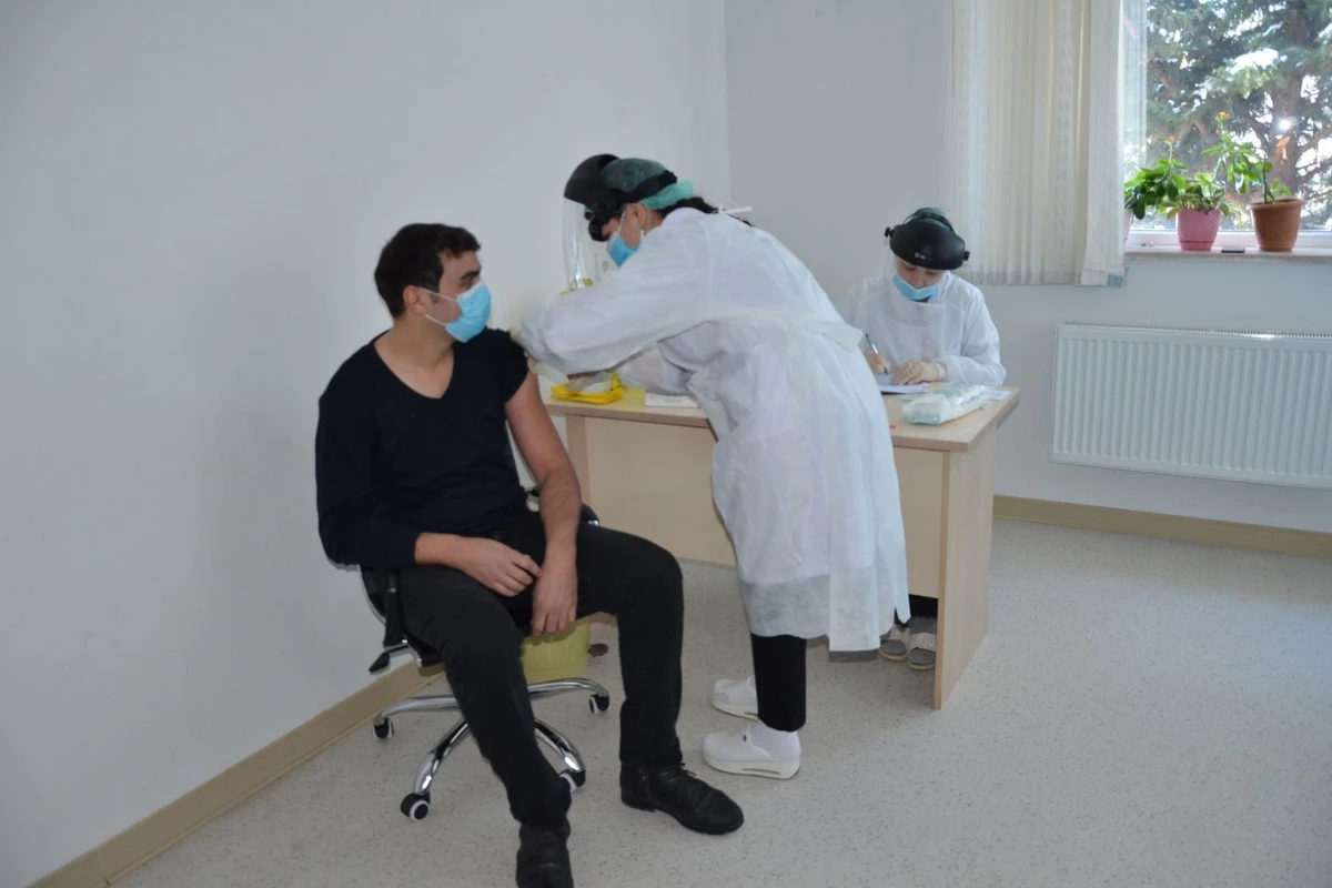 Son sutkada koronavirus əleyhinə 50 mindən çox vaksin vurulub Son sutkada koronavirus əleyhinə 50 mindən çox vaksin vurulub