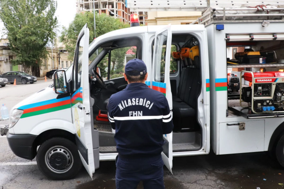Bakıda yaşayış binasında təhlükəli vəziyyətlə üzləşən şəxs xilas edilib