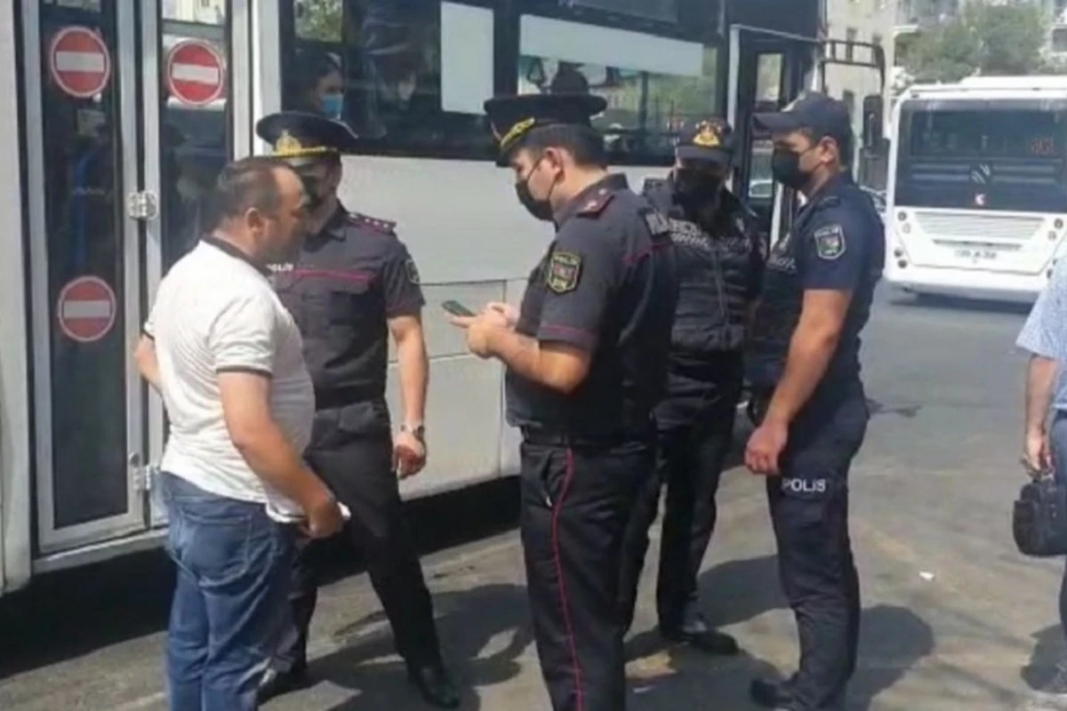 Polis ictimai nəqliyyatda kütləvi yoxlama-nəzarət tədbirləri həyata keçirir - FOTO Polis ictimai nəqliyyatda kütləvi yoxlama-nəzarət tədbirləri həyata keçirir - FOTO