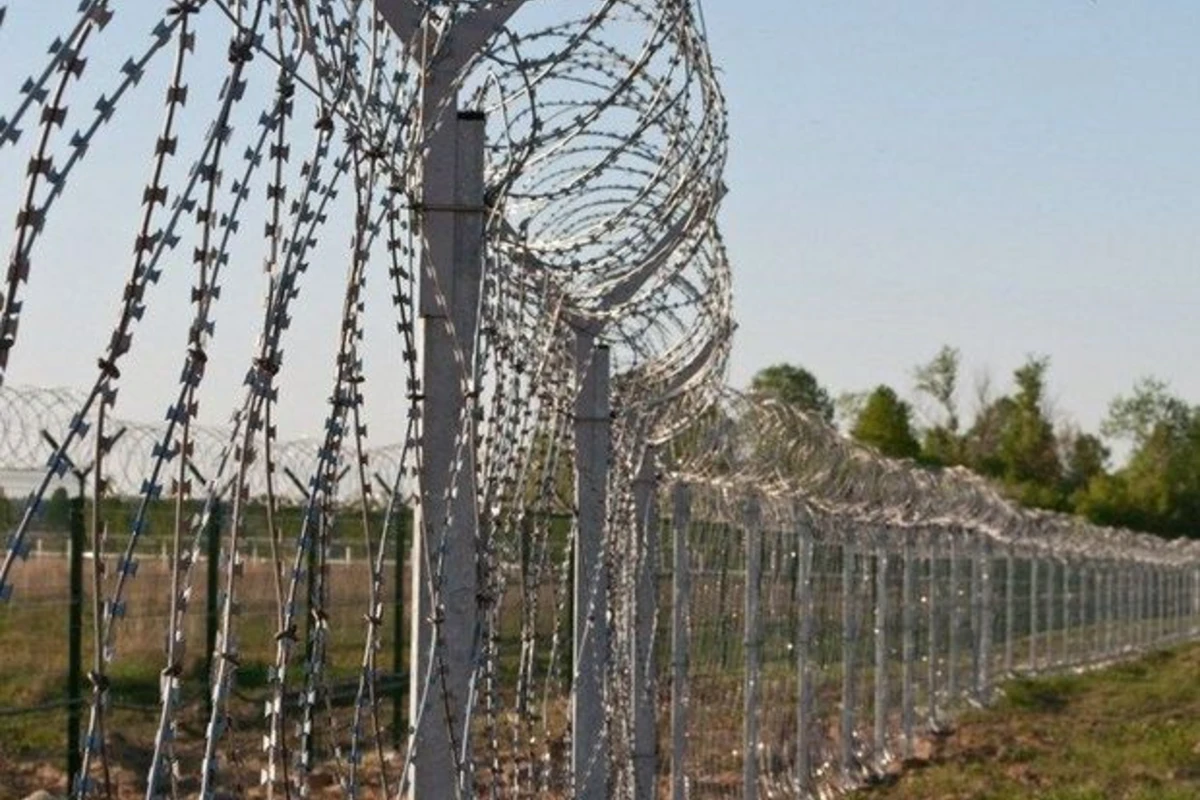 Polşa Belarusla sərhəddə hündürlüyü 2,5 metr olan sədd çəkəcək Polşa Belarusla sərhəddə hündürlüyü 2,5 metr olan sədd çəkəcək