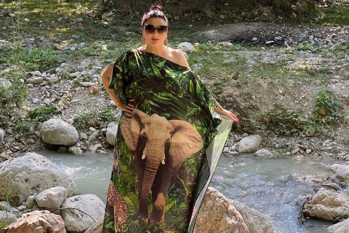 Təranənin geyimi bəyənilmədi: Toy paltarında dağda gəzmək yeni dəbdir - FOTO