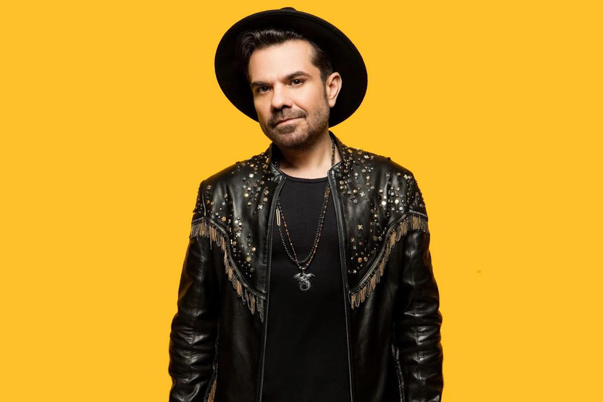 Türkiyəli müğənni COVID-19-a yoluxduğu halda konsert verib - FOTO