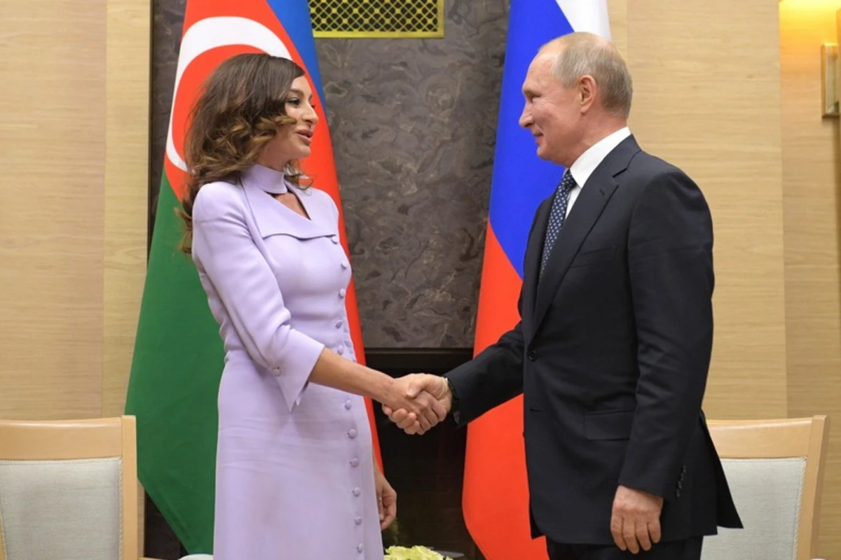 Vladimir Putin Mehriban Əliyevanı doğum günü münasibətilə təbrik edib