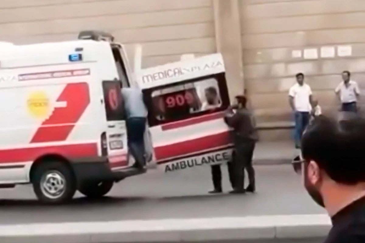 Ambulans maşını hərəkətdə olarkən qapısı yerə düşdü - VİDEO