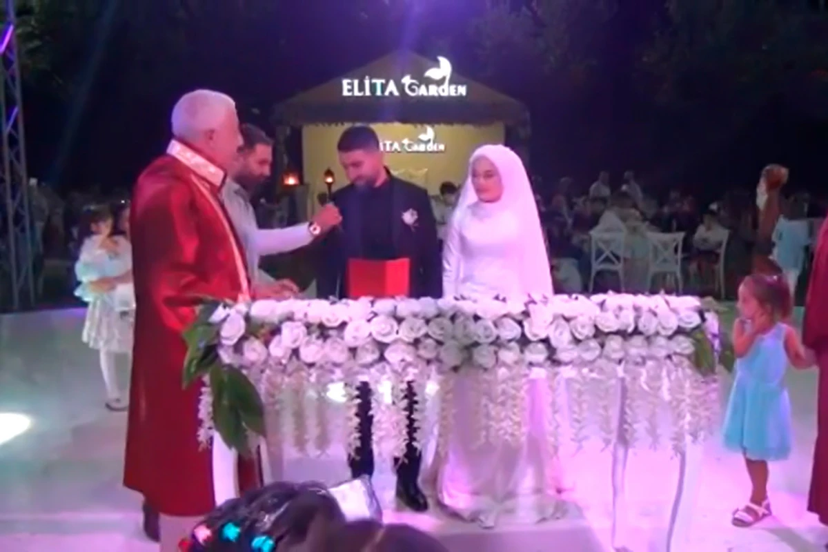 Nikah mərasimində bəyin dostlarının zarafatı çətin anlar yaşatdı - VİDEO