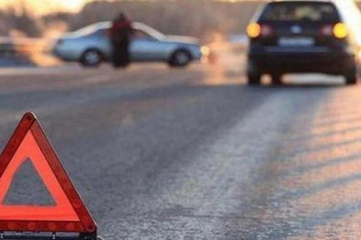 Yevlaxda avtomobil motosikletlə toqquşub, xəsarət alan var