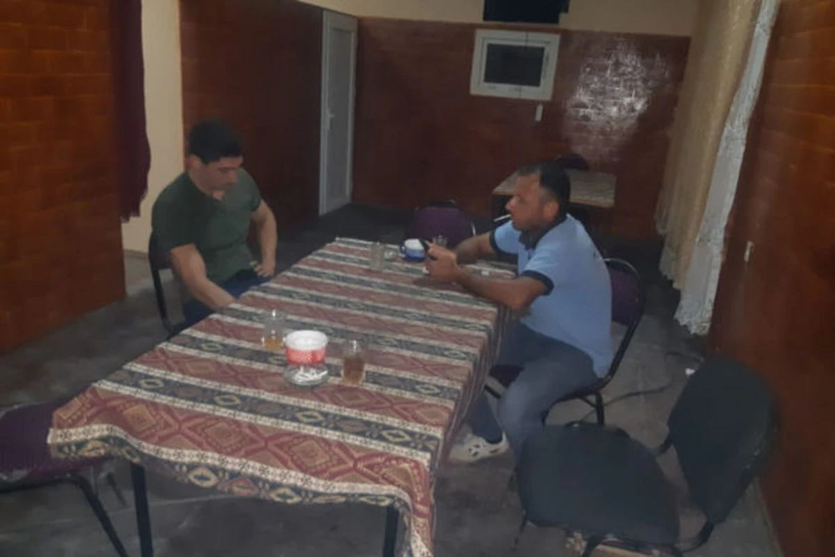 Gecə saatlarında fəaliyyət göstərən çayxana aşkarlandı