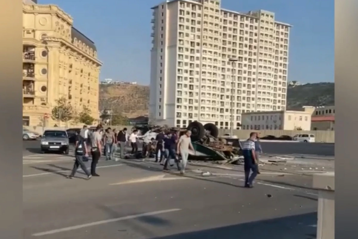 Bakıda dəhşətli qəza: Yük maşını ilə “Toyota Prius” toqquşdu - VİDEO Bakıda dəhşətli qəza: Yük maşını ilə “Toyota Prius” toqquşdu - VİDEO