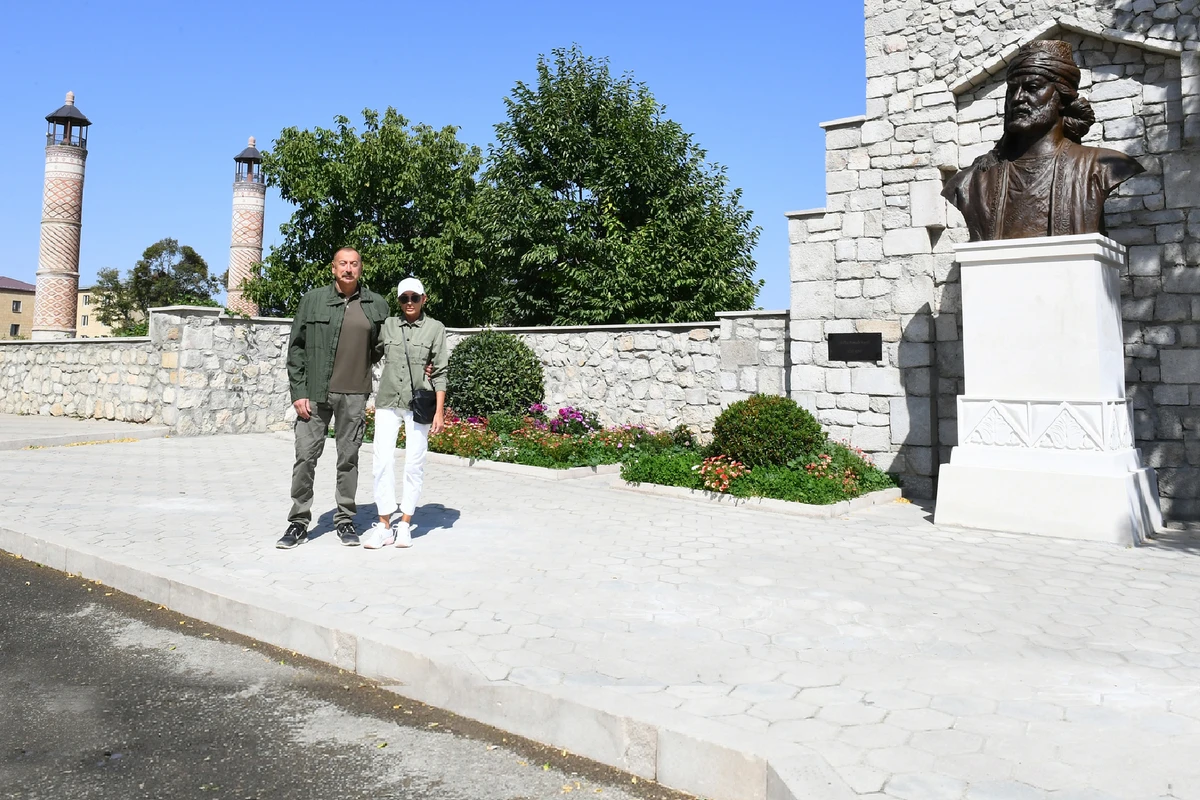 Prezident və xanımı Molla Pənah Vaqifin büstünün, Üzeyir Hacıbəylinin isə heykəlinin açılışını etdilər - FOTO Prezident və xanımı Molla Pənah Vaqifin büstünün, Üzeyir Hacıbəylinin isə heykəlinin açılışını etdilər - FOTO
